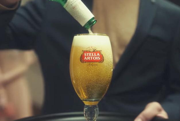 Stella Artois vuelve a presentarse en el Super Bowl con un aviso de la campaña ‘Buy a Lady a Drink’